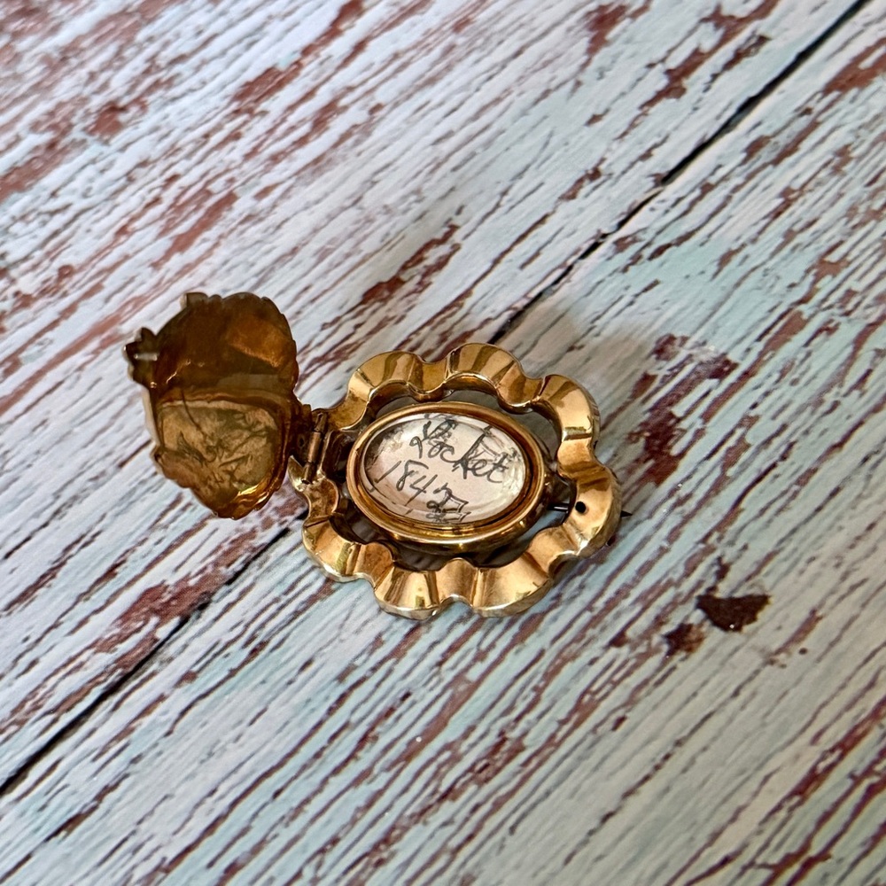 Vintage lot of 4 items 2 pairs earrings locket ring - Picture 8 of 10